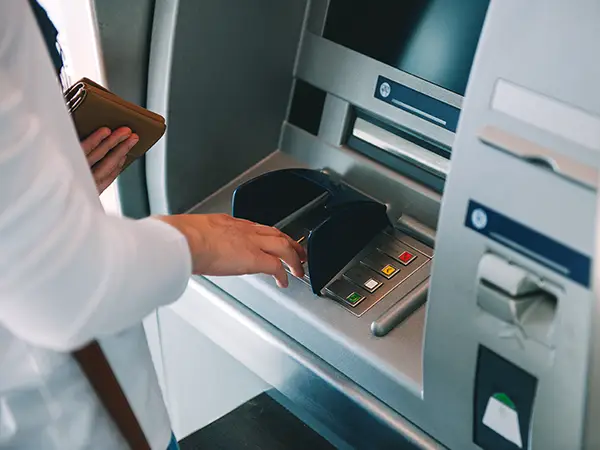 Credit IFN vs credit bancar – Diferențe și avantaje explicate clar