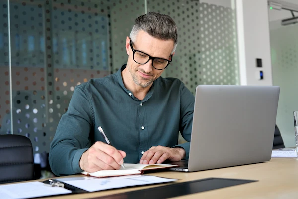 Aplicare online pentru credit personalizat – persoană completând cerere adaptată nevoilor sale